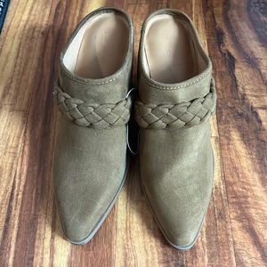 Closed toe Mule w/ heel